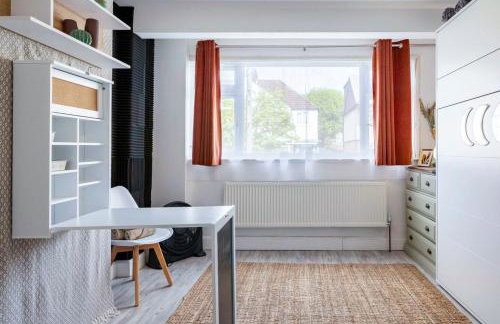 Bright & Stylish 4-Bed Home in the Heart of Morden - Photo 21