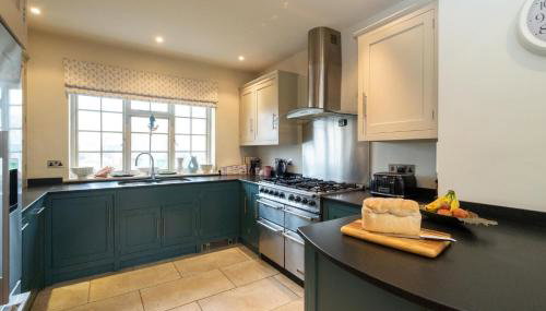 3 The Coastguards, Thorpeness - Only a stones throw from the Beach and very close to famous boating Meare, Country Club and Golf Club - Aldeburgh Coastal Cottages - Foto 5