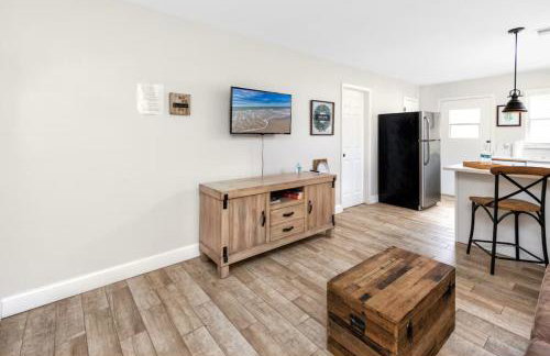 1 Block to Downtown - 7 min to beach - King bed & Free parking - Foto 9