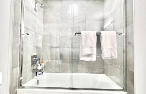 NEW One Bedroom Penthouse, Silver Lake + Parking! - Foto 18