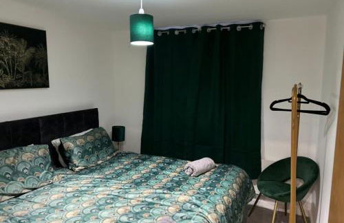 Deluxe 2-Bedroom Serviced Apartment with Free Parking - Foto 12