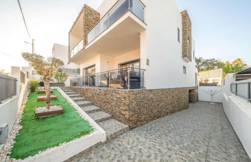 GuestReady - Charming family retreat with pool - Photo 42