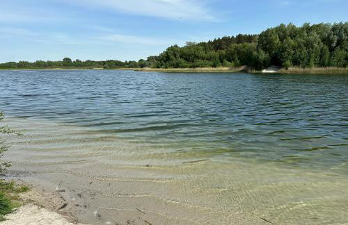 Domek nad jeziorem Wilczyńskim dla czterech osób, sypialnia z łożem małżeńskim oraz salon z rozkładanym narożnikiem - Photo 20
