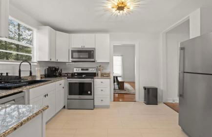 Modern Moroccan Villa w/ Firepit, BBQ + Game Room! - Foto 26