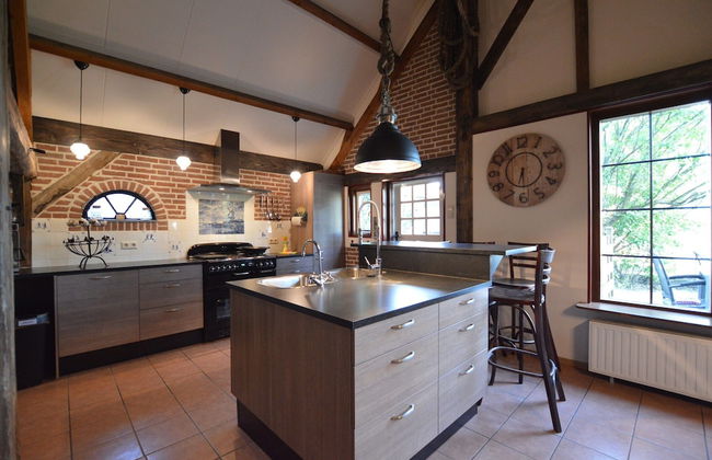 House Situated Peacefully on a Vast Green - Foto 6