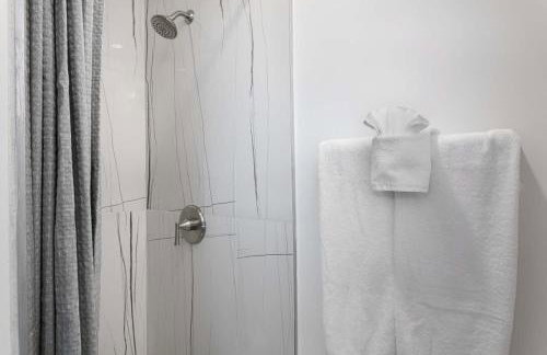 Enjoy Stylish 3BR Apt Sleeps 6 with Free Parking - Foto 18