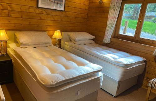 3 Bedroom Lodge Hotub pool in Horsley Surrey UK - Photo 10