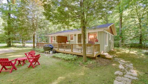 Pine Cottage Duplex with Deck Walk to State Park! - Foto 1