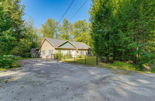 4 Mi to Long Lake! Secluded Haven with Fenced Yard - Foto 25