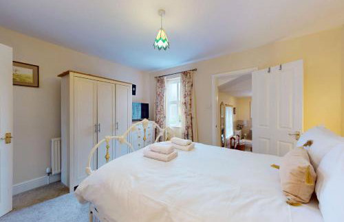 Chic 2BR with Private Backyard Near Loughton Tube - Foto 12