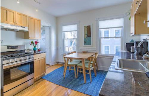 Peaceful Oasis on Munjoy Hill 2nd flr 3BR parking - Foto 18