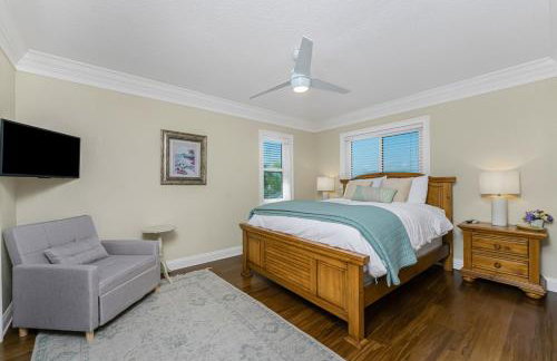 Villa Hibiscus-Waterfront-Free Heated Pool-Dock-Bikes-Other Amenities - Photo 21