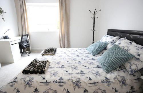 Spacious 3-Story Retreat with Rooftop Terrace and Modern Amenities - Foto 59