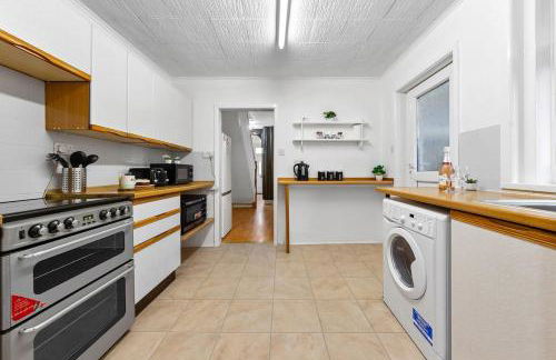 Spacious 3 beds home Close to Southampton GENERAL HOSPITAL - sleep 9 - Free Parking - Pool table - 2 Large TVs - Foto 22