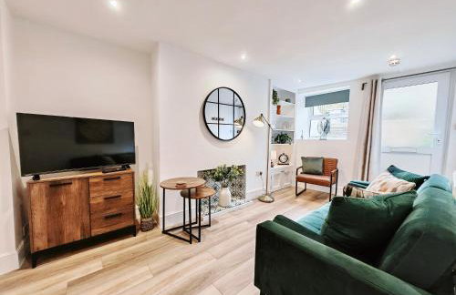 2-Bed Apartment - For Contractors & Business Travellers - Long Stays Welcome - Photo 1