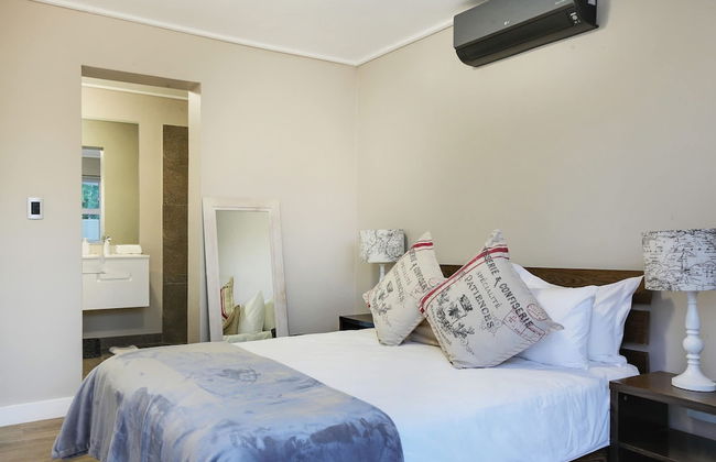 Camps Bay Holiday Apartment in Secure Complex With Private Pool and Parking Houghton Views - Foto 49