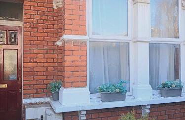 2BR Ground-Floor Flat with Free Parking - Foto 7