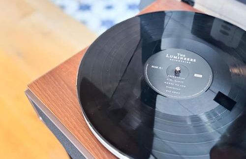 Haven at Cedar Haus Luxury 1BR Escape w Hot Tub EV Charger Gourmet Kitchen Fully Fenced Yard Dogs OK - Foto 24