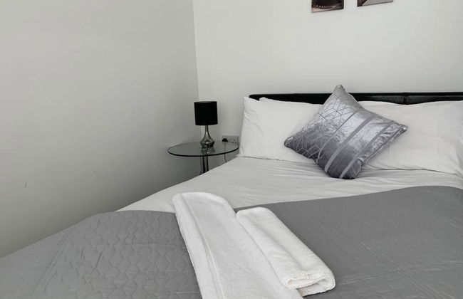 Large 5 Bed House / Wolverhampton + Parking - Foto 2