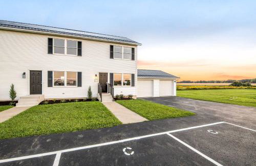 Boho Cleveland Bungalow - Sun-Drenched 2BR with Deck - Foto 24