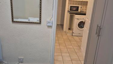 A bedroom flat in a house - Foto 2