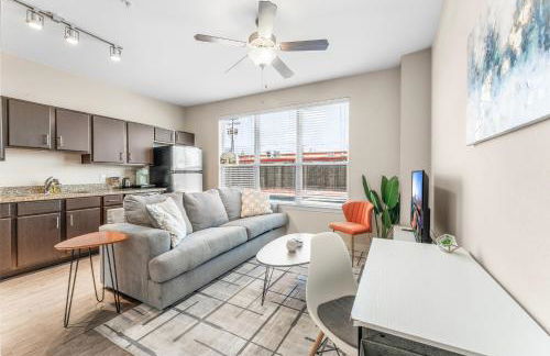 Prime SoCo King Bed 1BR & 2BR Suites w Gym, Pickleball, Laundry - Photo 11