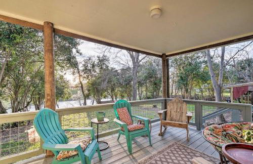 Riverfront Martindale House with 2 Covered Decks - Foto 1