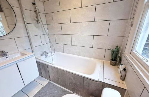 Stylish 2-Bedroom Apartment in Maida Vale near Little Venice & Paddington by NourNest Apartments - Foto 26