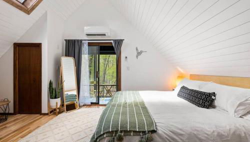 The Blue Forest Chalet - Kayak, Hike, Hot Tub - Foto 4