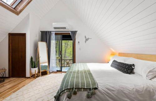 The Blue Forest Chalet - Kayak, Hike, Hot Tub - Foto 4