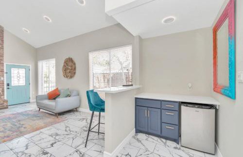 AccessibleGem 3BR Jacuzzi & Air Hockey Sleeps 13 Chinatown - Foto 32