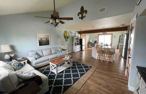 Waterfront retreat minutes from the beach - Foto 16