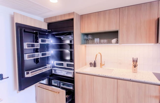 Luxurious Downtown Escape - Photo 18