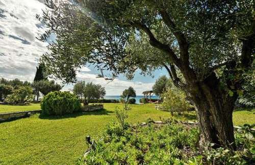 Azure Coast Seafront Retreat - Foto 52