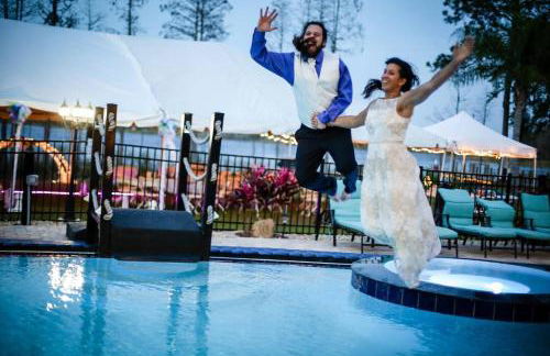 Lakefront Mansion on 10 Acres - Sleeps 15-45 - Foto 46