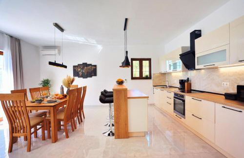 Villa Flora with a 53 sqm private pool with Cinema room with projector and 4 en-suite bedrooms - Foto 18