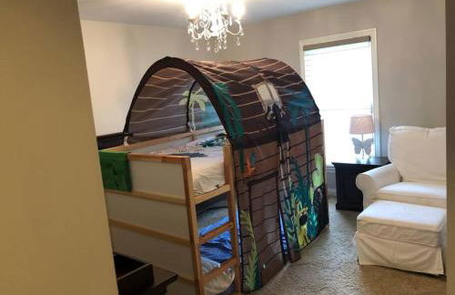 Lakefront view 5 bedroom home with basement - Foto 33