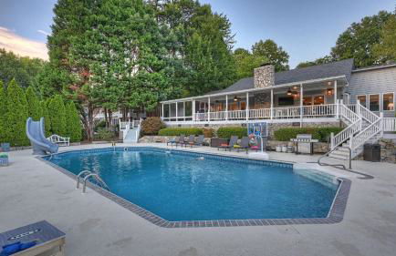 Lakefront Home w Pool, Dock, Fire Pit & Game Room Sip, Sip Away by Avantstay - Foto 4