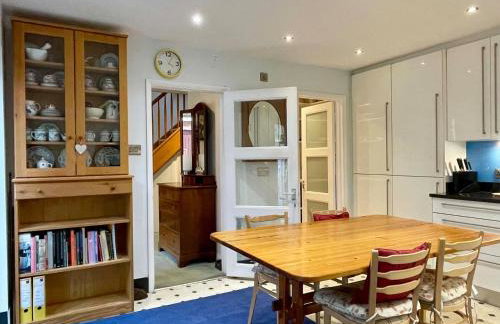 Farnham Haven: Unique Home with Courtyard - Photo 7