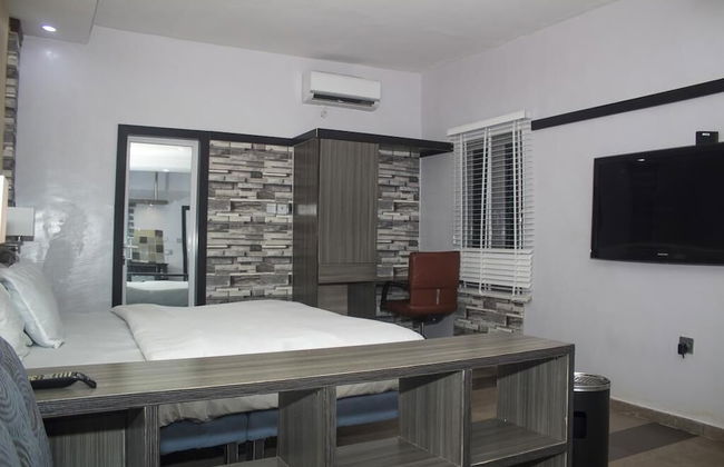 Premiership UK Suites - Photo 8