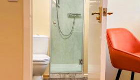 Bettws Hall Accommodation - Photo 4, Shower