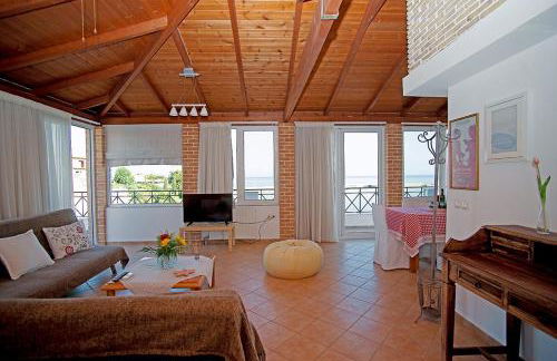 A View from the Attic Window. Kyparissia, Messinia - Foto 10