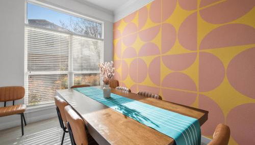 NEW! Stylish Home Arcade & Fireplace Sleeps 10 - Foto 4