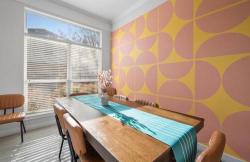 NEW! Stylish Home Arcade & Fireplace Sleeps 10 - Foto 4