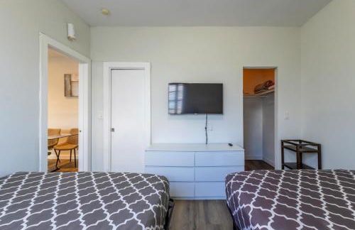 Coastal 2BR Escape | Walk to Beach & 2 Queen Beds - Foto 36