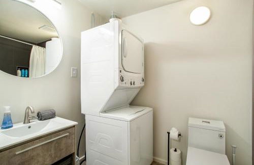 Historic Downtown Loft with Modern Flare - Foto 35