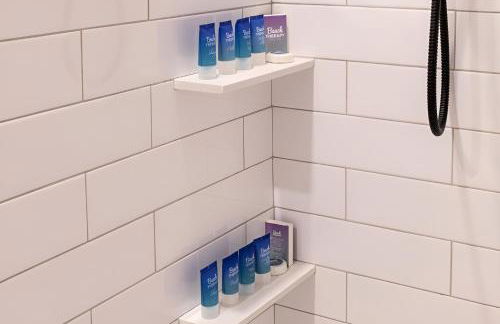 Renovated & Sophisticated Home Near Beach & Shops! - Photo 13