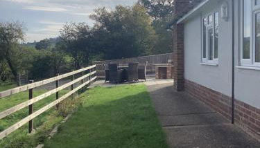 3 Bedroom Bungalow in Llanrhaeadr Ym - Foto 4, Garden, Garden view