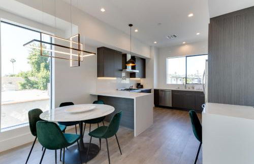 Modern 5 Bedroom Masterpiece With Rooftop Deck - Photo 14