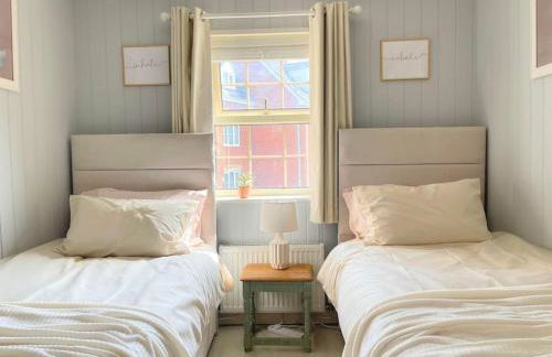 Artistic, Bright & Spacious 3 Bedroom Home - Foto 13